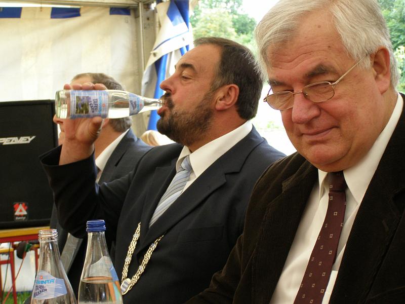 10_Jahre_Reha_03.JPG - Bürgermeister Josef Beimler hatte zwischendurch die richtigen Durstlöscher zur Hand.
