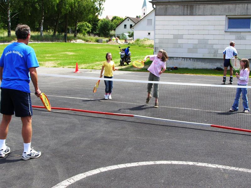 Schul_10.JPG - Harry Holbaum vom Tennisclub bringt den Kindern die richtigen Schläge bei.
