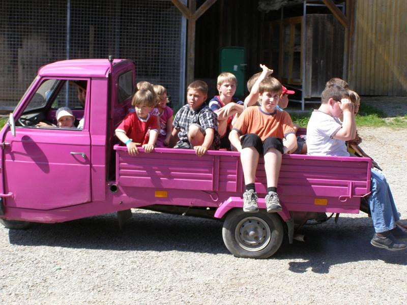 Country_2010_10.JPG - Begehrt wie eh und je bei den Kids: das Vespa-Dreirad mit Ladefläche.