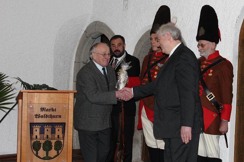 Botschafter_04.JPG - Kirchenpfleger Josef Gallitzendörfer überreicht ein Erinnerungsgeschenk an den Diplomaten.