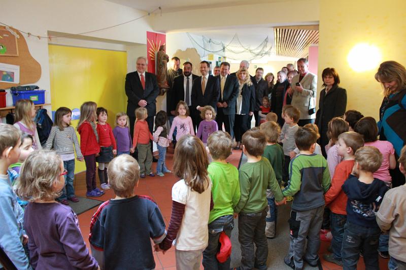 Botschafter_11.JPG - Gelungene Überraschung: die KiTa-Kinder begeistern den Botschafter mit einem Lied in Deutsch und in Tschechisch.