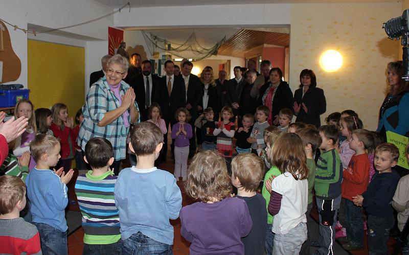 Botschafter_12.JPG - Unbezahlbar: spielerisch erlernen die Kinder mit "Lehrerin" Janka Gollwitzer die Sprache des Nachbarlandes.