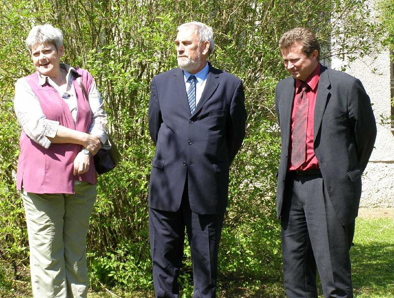 Hos_Senator.JPG - Senator Jan Smutuny (Mitte) ist von den Baumpflanzaktion angetan.
