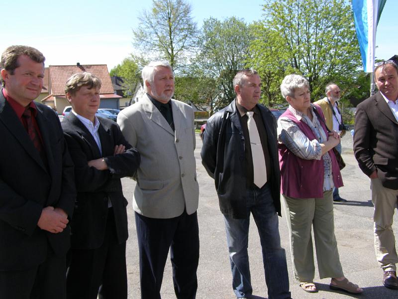 Wald_Gaeste_Hotau.JPG - Bürgermeister Miroslav Rauch (links) aus Hostau mit seinen Stadträten zu Gast in Waldthurn.