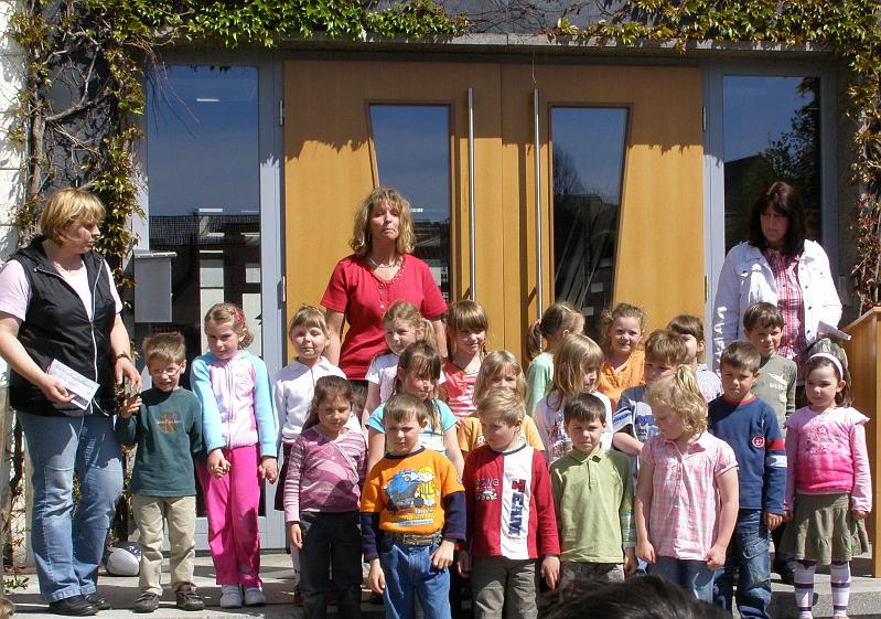 Wald_Ki_Ga.JPG - "Hallo lieber Baum!" sangen die Kinder der Kindertagesstätte Waldthurn.
