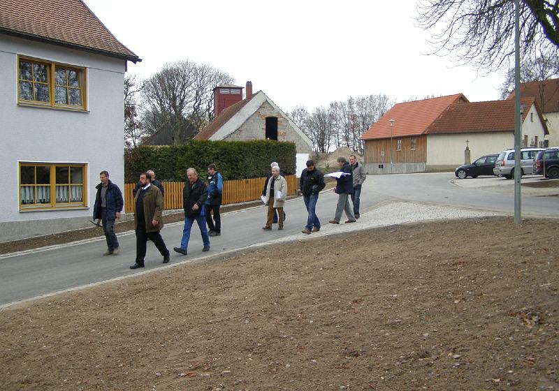 Abnahme_Gartl.JPG - Das neu gestaltete Dorfzentrum in Albersrieth wird inspiziert.