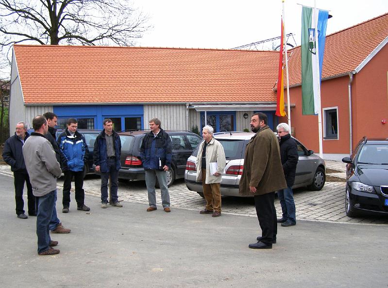 Abnahme_Gruppe.JPG - Die Vertreter der Dorferneuerungsbehörden aus Regensburg beginnen die Abnahme der Straße.