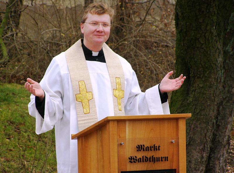 Einw_Pfarr_spricht.JPG - Pfarrer Marek Baron erbittet Gottes Segen für das neue Straßenstück.