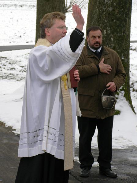 Segen_Kueh.JPG - Pfarrer Marek Baron erteilt den priesterlichen Segen.