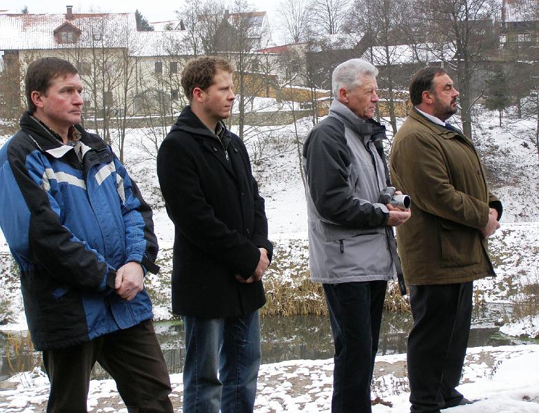 Vierer.JPG - Erwin Ruidisch (links) vom Verband für Ländliche Entwicklung, Klaus und Josef Gollwitzer (die Anlieger vom Kühbachhofweg) und Bürgermeister Josef Beimler lauschen den Grußworten.