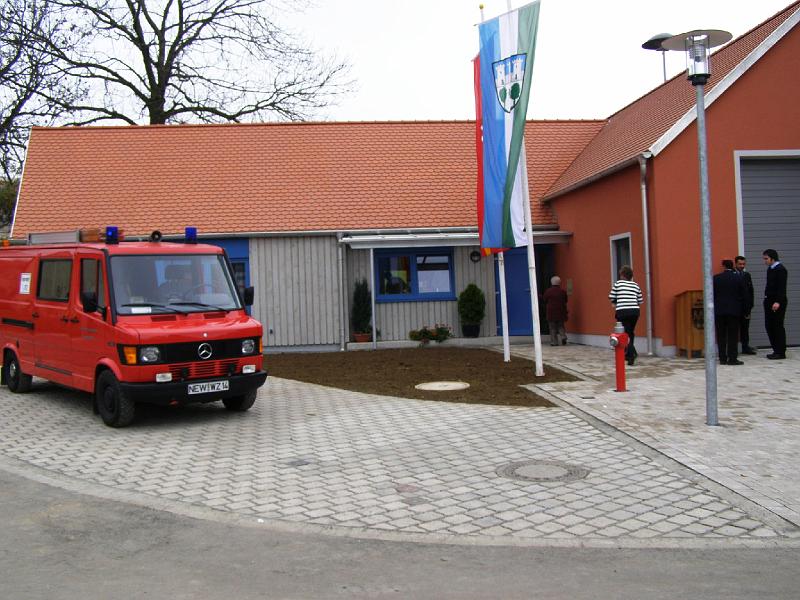 C_Bauwerk.JPG - Das neue Gemeinschaftshaus in Albersrieth mit Feuerwehrgerätehaus (rechts) und Dorftreff (links).