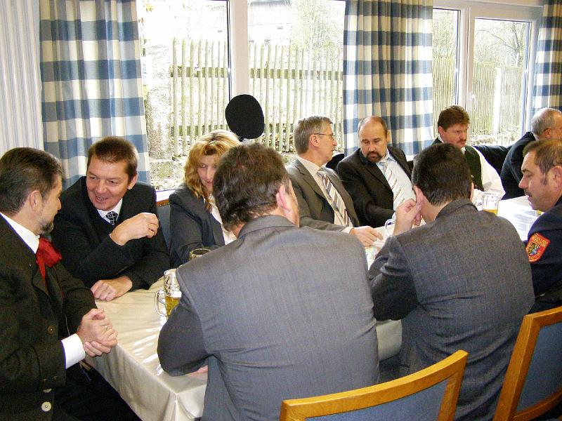 C_Feiern_Raete.JPG - Der Tisch mit den Ehrengästen im neuen Dorftreff.