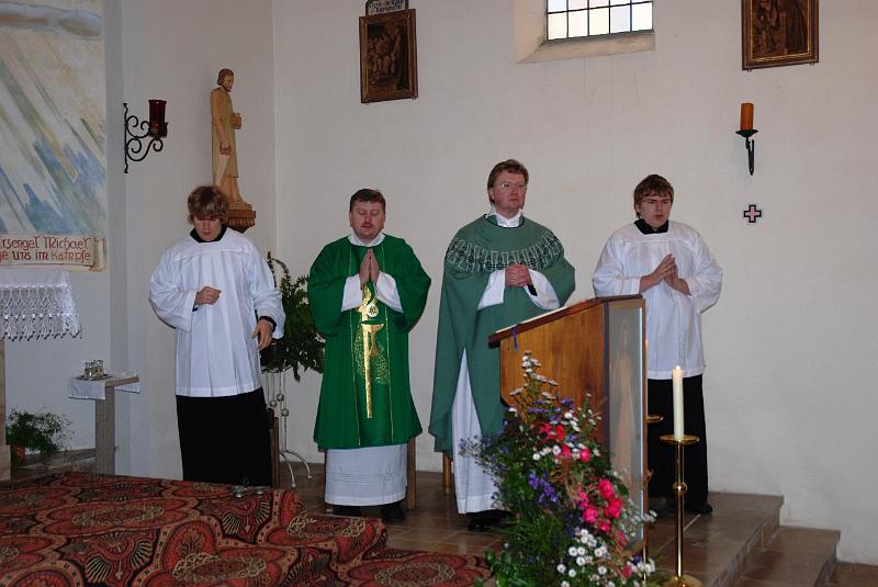 C_Gottesd.JPG - Feierlicher Gottesdienst in der Albersriether Kapelle mit Pfarrer Marek Baron und Diakon Janusz Szubartowicz.