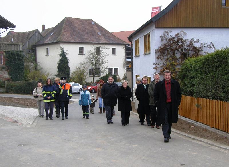 C_Hostau_kommt.JPG - Die Delegation aus Hostau/Tschechien mit Bürgermeister Miroslav Rauch (vorne rechts) trifft in Albersrieth ein.