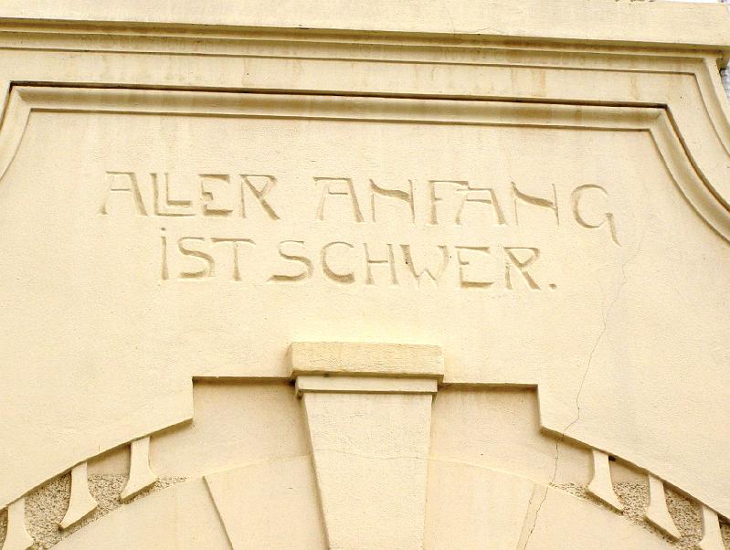 Anfang_schwer.JPG - Bezeichnender Spruch am alten Schulhausgebäude, der auch für die Dorferneuerung Waldthurn gelten könnte.