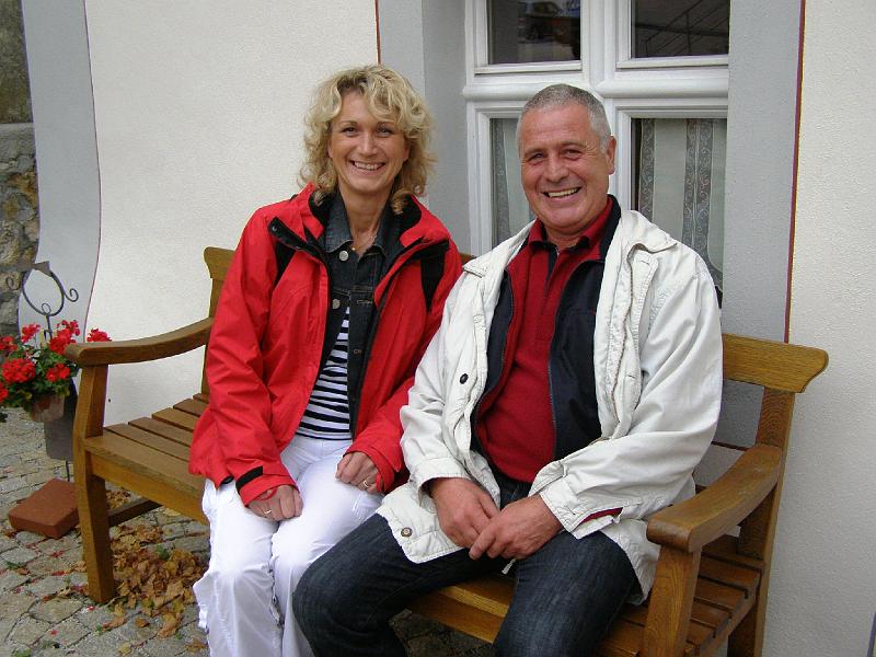 Baecker_Christ.JPG - Christine Griesbach zusammen mit Hans Maier auf dem Hausbankl sind gut drauf: schön war sie und lehrreich war sie, die Lernreise nach Lupburg.
