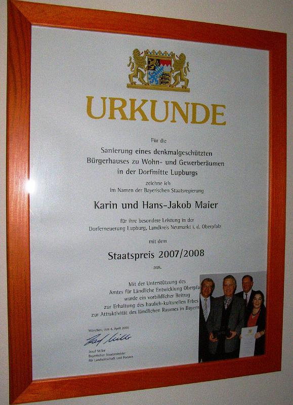 Baeckerurkunde.JPG - Für die Sanierung des Bürgerhauses erhielt das Ehepaar Maier den Bayerischen Staatspreis.