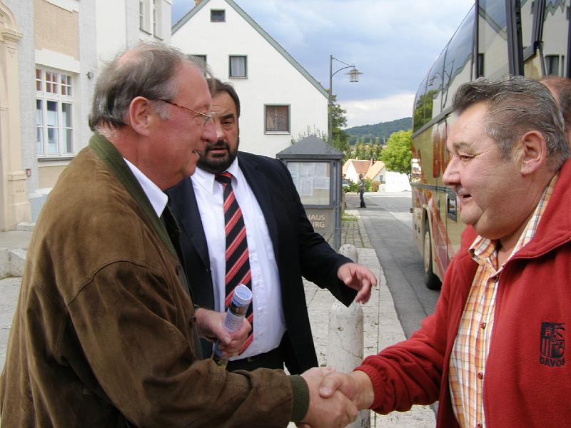 Begruessung_Wandz.JPG - Der Motor der Dorferneuerung, der ehemalige Bürgermeister Willi Keßler (links), begrüßt die Waldthurner Delegation (hier Marktrat Reinhard Wandzioch).
