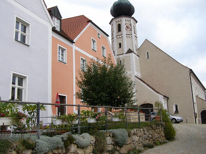 Blick_Kirche.JPG - Der gepflasterte Auffahrweg zur Ortskirche.