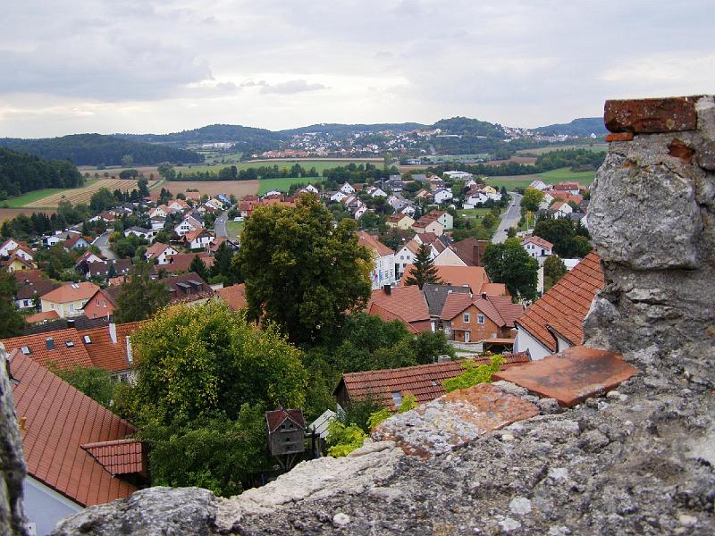 Burgblick_Parsberg.JPG - Überall schöne Aussichten von der Burganlage aus: hier der Blick nach Parsberg (im Hintergrund).