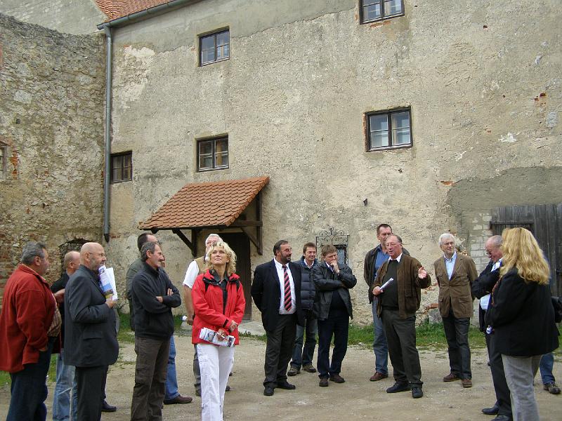 Burghof.JPG - Die Burganlage steckt voll in der Sanierung (hier der Birghof, im Hintergrund der Eingang zu den Schützenräumen).
