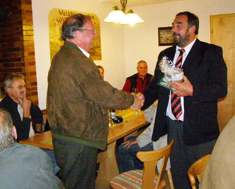 Geschenk_alt_bgm.JPG - Bürgermeister Josef Beimler bedankt sich mit einem Waldthurner Bierkrügl bei Willi Keßler für die eindrucksvolle Führung.
