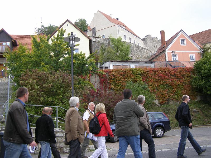 Gruppe_Unterwegs.JPG - Der Hauptstraße entlang führt der Weg zum Ortszentrum, im Hintergrund ein Teil der Burganlage.