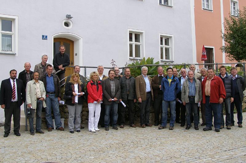 Gruppenfoto.JPG - Die Markträte und der Lenkungsausschuss aus Waldthurn mit den Gastgebern beim Gruppenbild mit Damen.