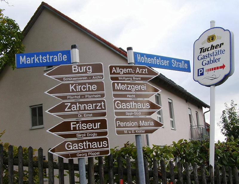 Infra_schilder.JPG - Die Infrastruktur in Lupburg, das etwa so viel Einwohner wie Waldthurn hat, stimmt.
