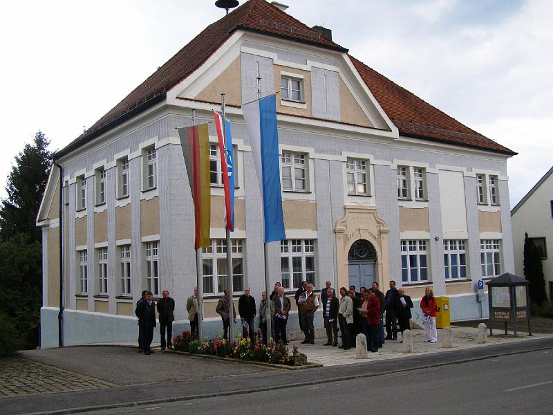 Rathaus.JPG - Die Reisegruppe aus Waldthurn wird vor dem Rathaus in Lupburg empfangen.