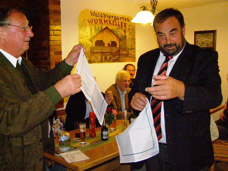 Taschentuch.JPG - Da staunt der Waldthurner Bürgermeister: ein Taschentuch mit dem Lupburger Wappen bekommt man nicht alle Tage.