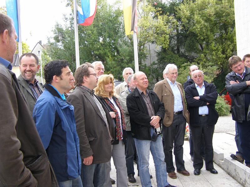 Zuhoerer_Beginn.JPG - Die Waldthurner Delegation hört bei der Begrüßung vor dem Rathaus aufmerksam zu.