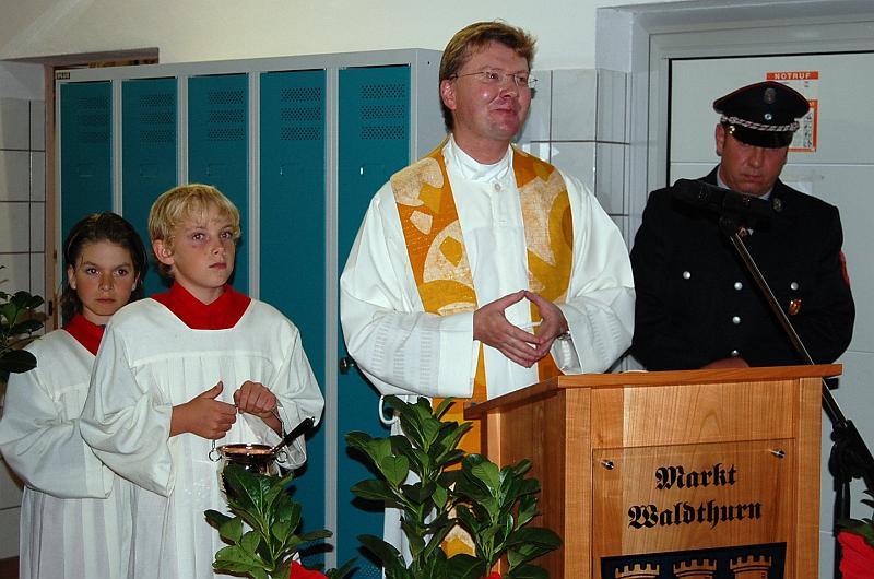 Pfarrer_Ansprache.jpg - Pfarrer Marek Baron bei seiner Ansprache, rechts im Bild Vorstand Josef Schwab.