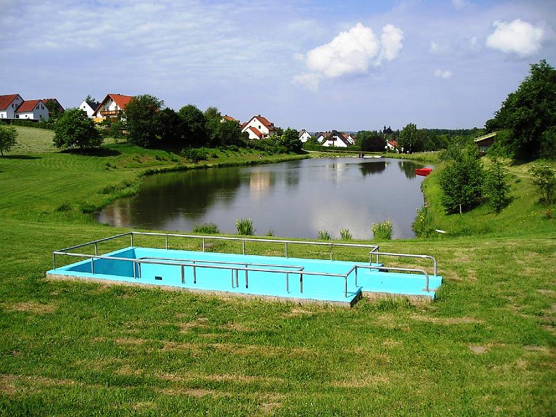 Beckenblick.JPG - Das Kneipp-Becken am Badeweiher wurde ebenfalls renoviert.