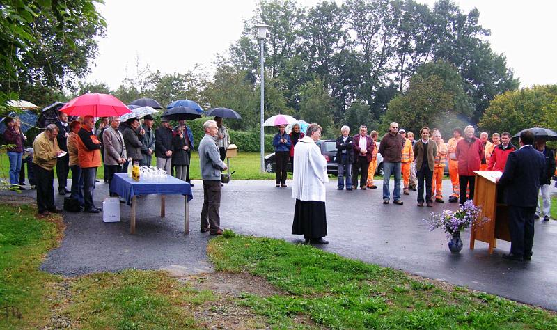 Ottenr_02.JPG - Neben den Ehrengästen waren auch die meisten Dorfbewohner von Ottenrieth bei leicht regnerischer Witterung zum Festakt gekommen.