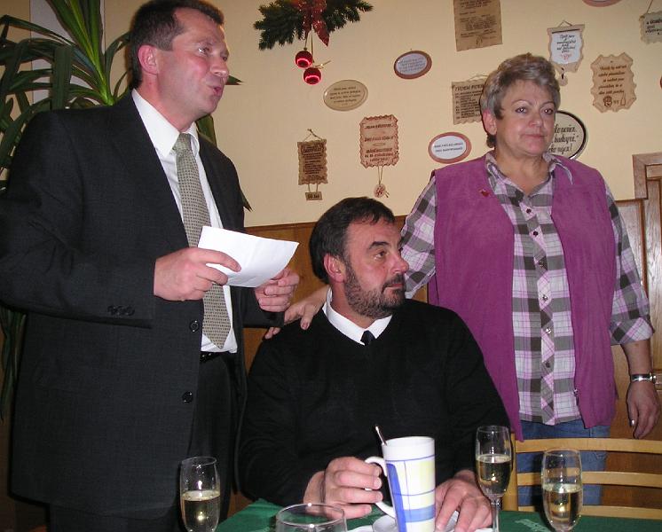 Rauch_Gruss.JPG - Bürgermeister Miroslav Rauch (links) lädt die Waldthurner Runde einen kleinen Umtrunk ein.