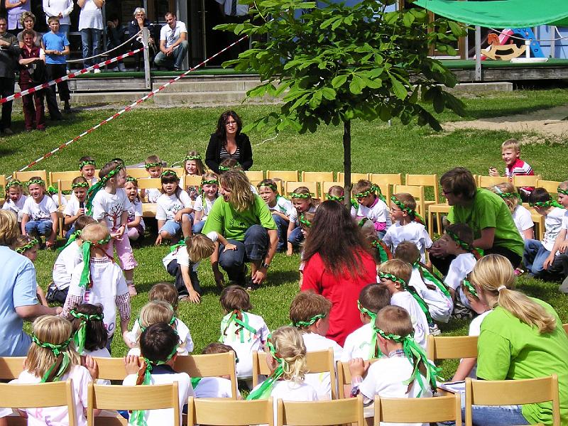 Reigen.JPG - Die Kinder singen und tanzen um den frisch gepflanzten Kastanienbaum.