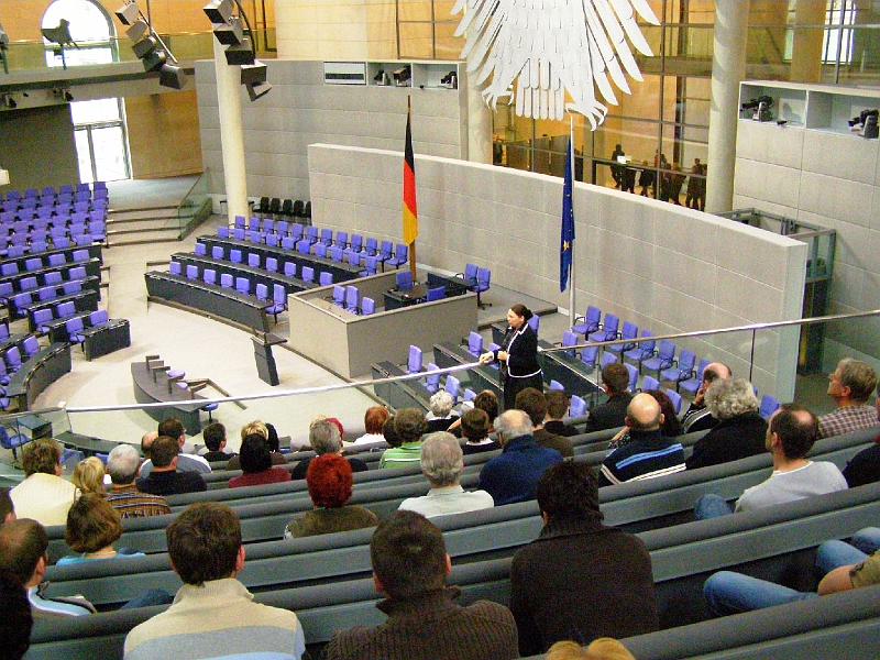 11_Plenar_ganz.JPG - Der Plenarsaal im Reichstagsgebäude: hier werden wichtige Gesetze beschlossen.