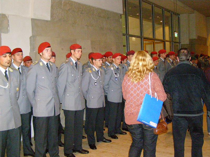 12_BW_Spalier.JPG - Eine Gruppe der Bundeswehr steht Spalier, während die Waldthurner im Reichstag unterwegs sind.