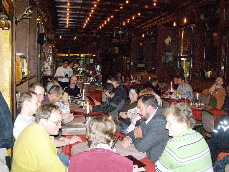 19_Abendessen.JPG - Gemeinsames Abendessen in der "Stiege" im Bezirk Kreuzberg, der Beginn einer langen Kreuzberger Nacht.