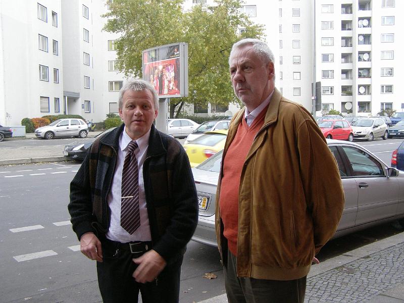 20_Busfahrer_Stadtleitung.JPG - Der Tag Zwei beginnt: Busfahrer Werner Heinrich (links) und Stadtführer Christian Runge stehen am Hotel bereit.