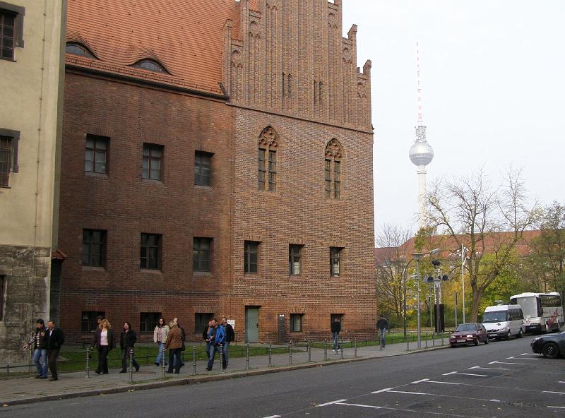 23_Maerkisches.JPG - Zwischenstation am Märkischen Museum, im Hintergrund der Fernsehturm am Alexanderplatz, mit 365 Meter Höhe das höchste Bauwerk in Deutschland.