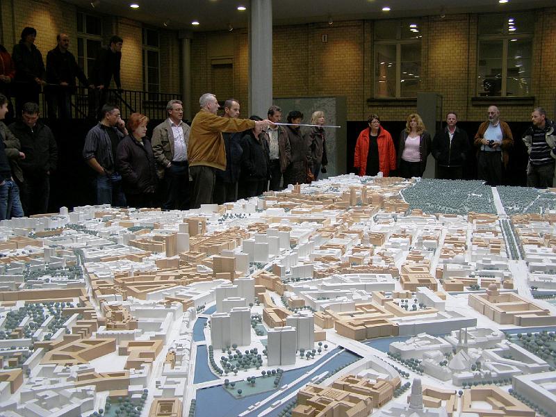 26_Stadtmodell_erklaert.JPG - Imposantes Stadtmodell von Berlin im Maßstab 1:500.