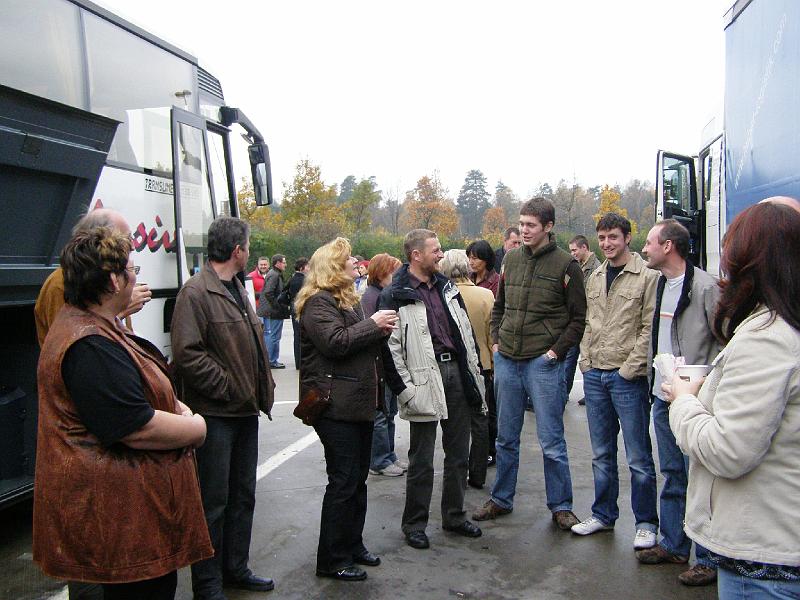 2_Kaffeerast.JPG - Lange Busfahrten machen durstig: kurze Kaffeepause auf einem Rastplatz.