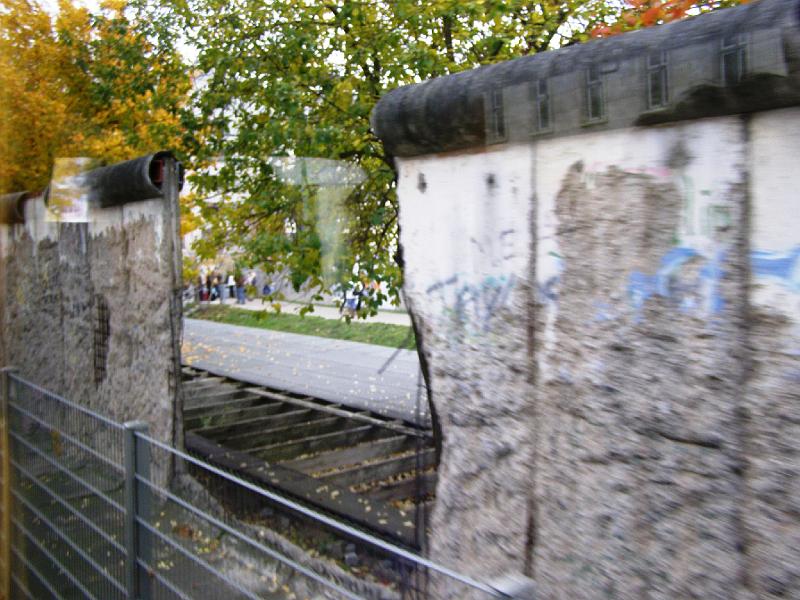 30_Mauerblick.JPG - Von der Berliner Mauer ist nicht mehr viel übrig geblieben.