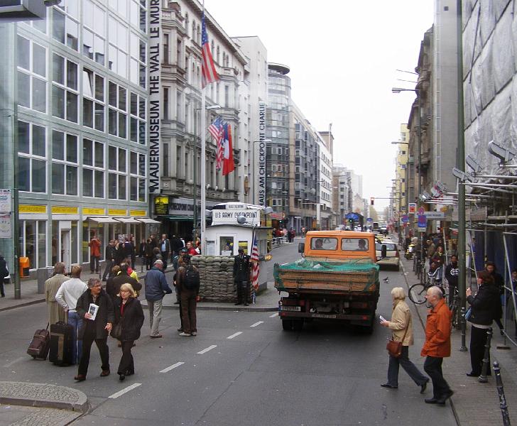 31_Checkpoint.JPG - Ein historischer Ort in der Friedrichstraße: der Checkpoint Charlie war einer der wichtigsten Übergänge an der Berliner Mauer.