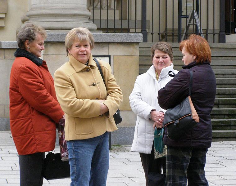 34_vier_Damen_warten.JPG - Vier Damen warten auf die Führung im Deustchen Dom....