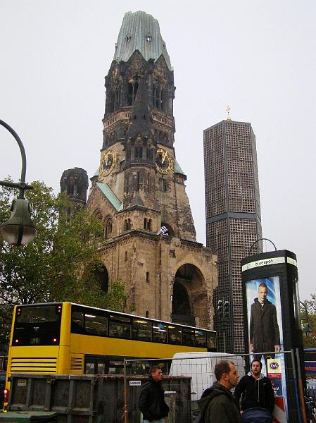 38_Gedaech.JPG - Noch immer ein Berliner Wahrzeichen: die Kaiser-Wilhelm-Gedächtniskriche am Beginn des Kurfürstendammes.