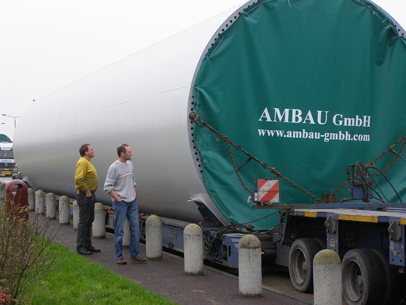 4_Windstuetzen.JPG - Unggläubiges Staunen bei Hans und Schorsch: gigantische Mastenelemente aus Stahl für den Bau von Windkraftanlagen unterwegs auf der Autobahn.