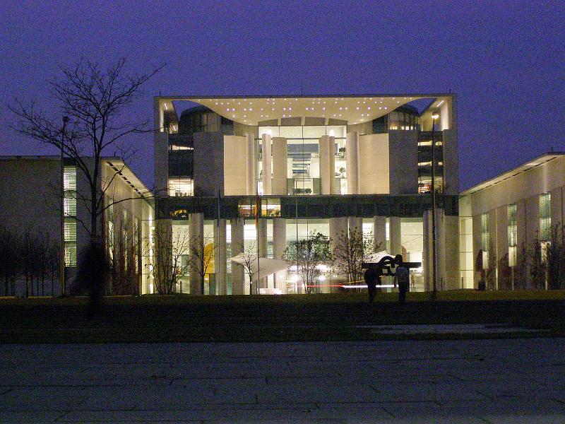 5_Kanzleramt.JPG - Gegenüber dem Reichstagsgebäude: das Kanzlerinamt bei Nacht.